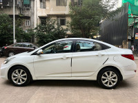 White Hyundai Verna sx