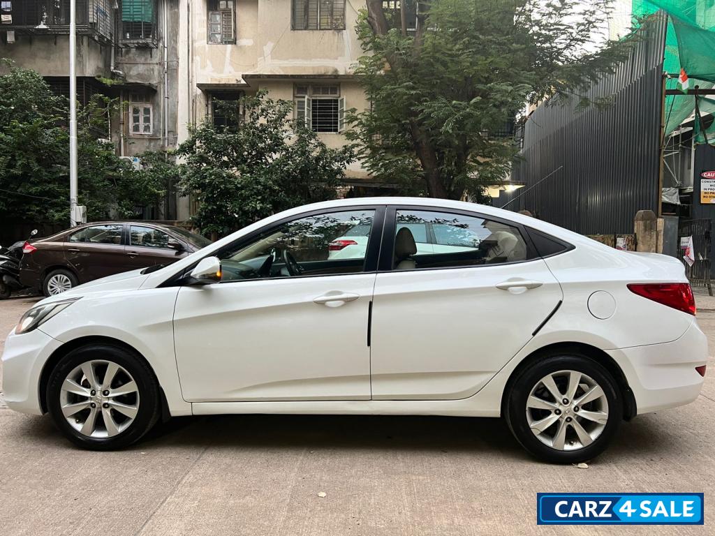 White Hyundai Verna sx