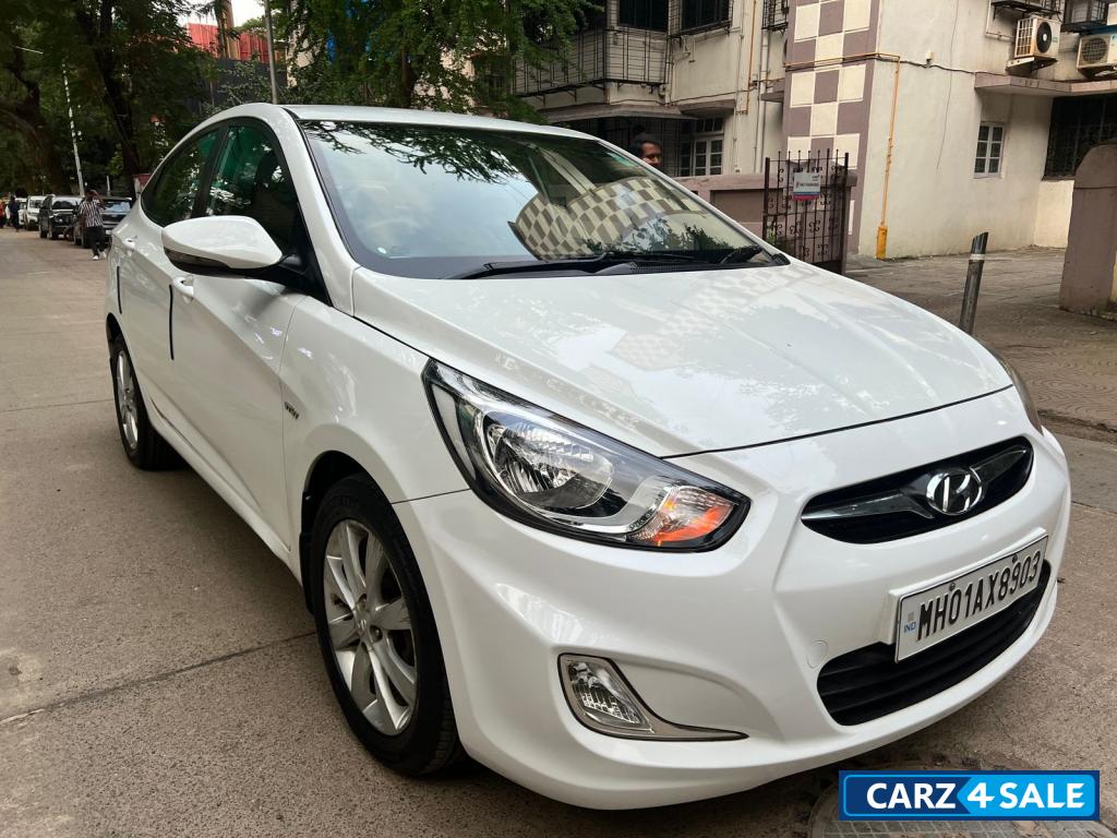 White Hyundai Verna sx