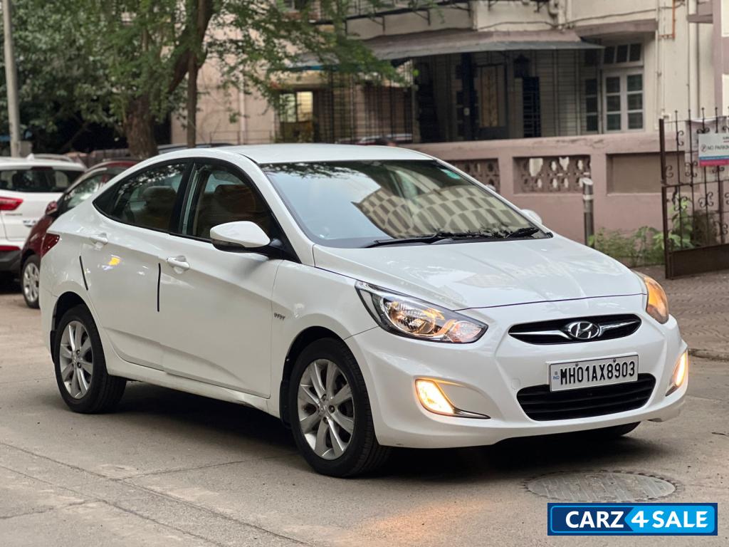 White Hyundai Verna sx
