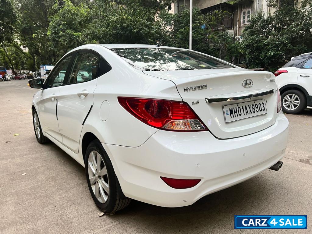 White Hyundai Verna sx