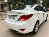 White Hyundai Verna sx