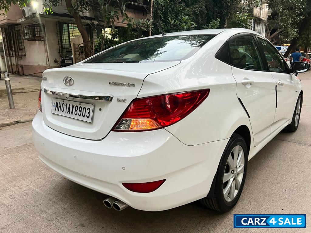 White Hyundai Verna sx