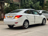 White Hyundai Verna sx