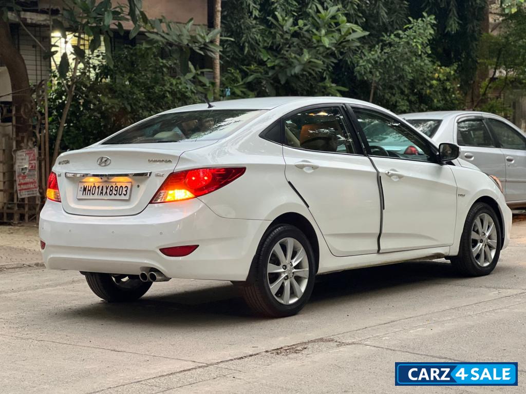 White Hyundai Verna sx