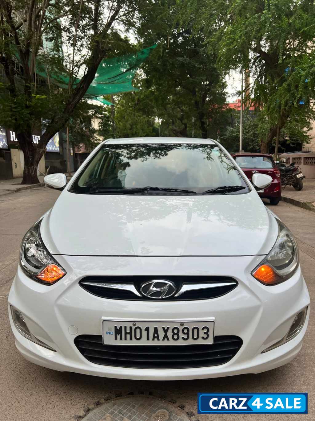 White Hyundai Verna sx