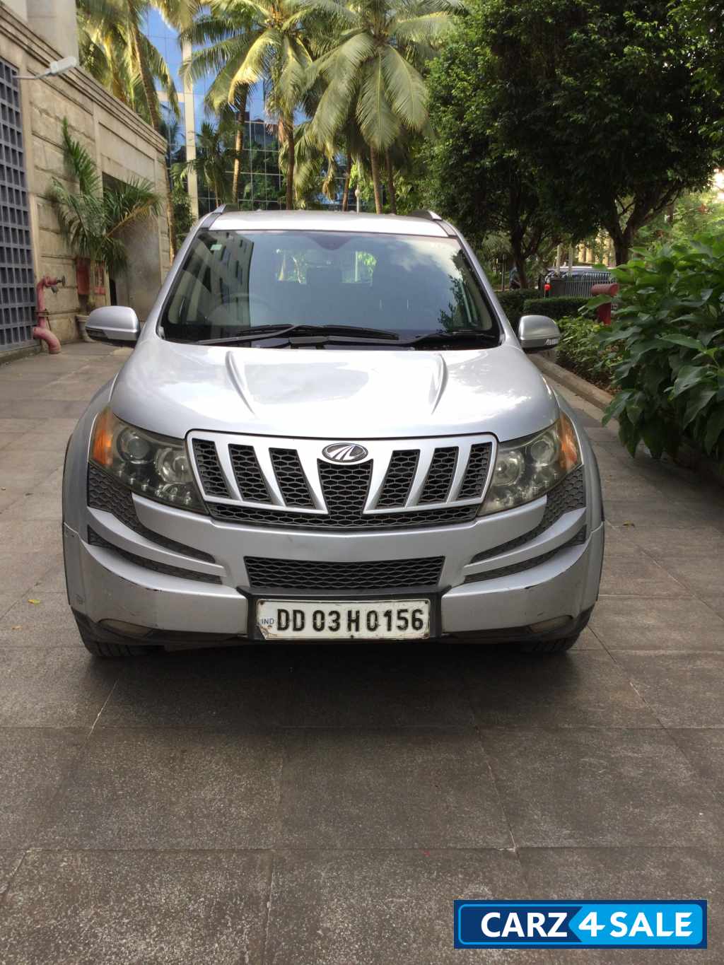 Dazzling Silver Mahindra XUV 500 W6