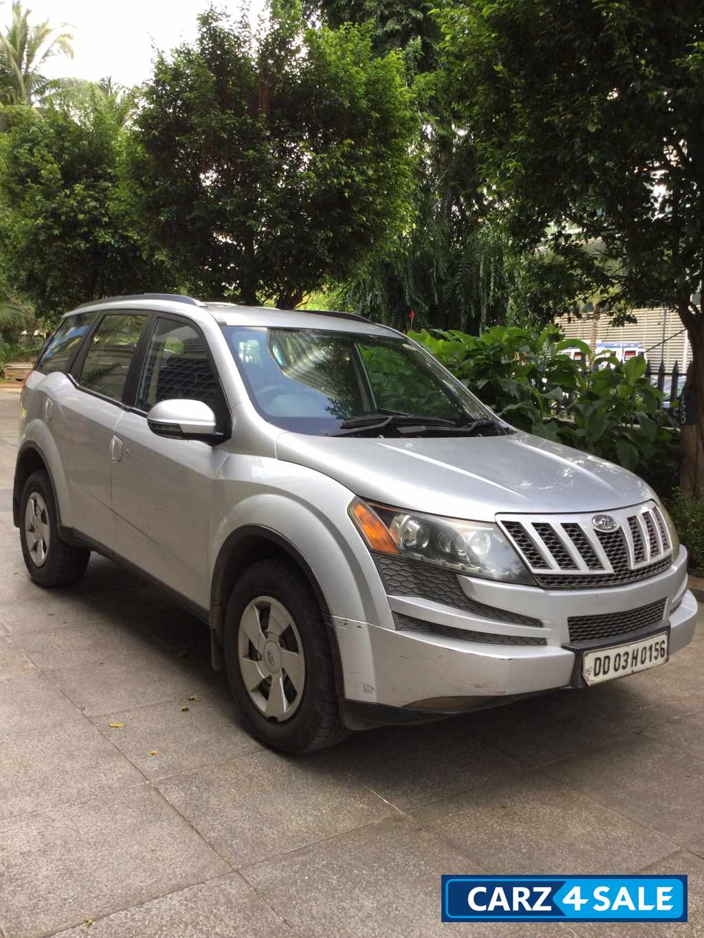 Dazzling Silver Mahindra XUV 500 W6