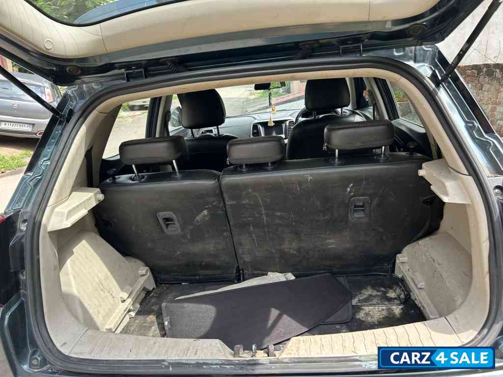 Aquamarine Mahindra XUV300 W8