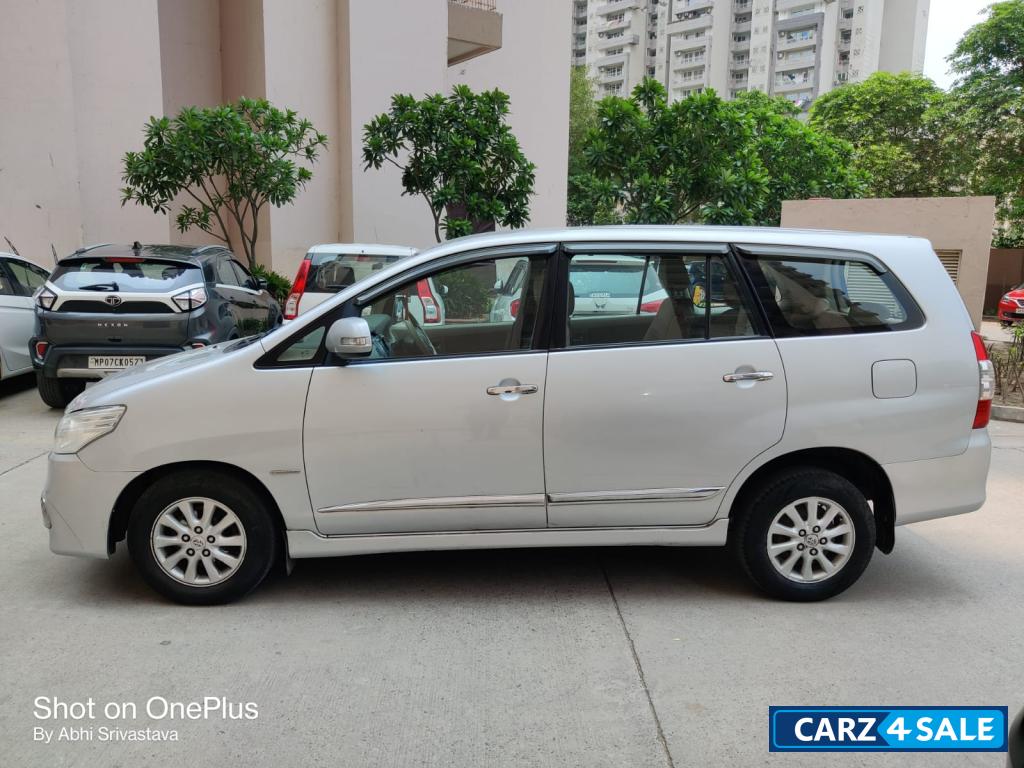 Silver Grey Toyota Innova VX Silver Grey Toyota Innova VX
