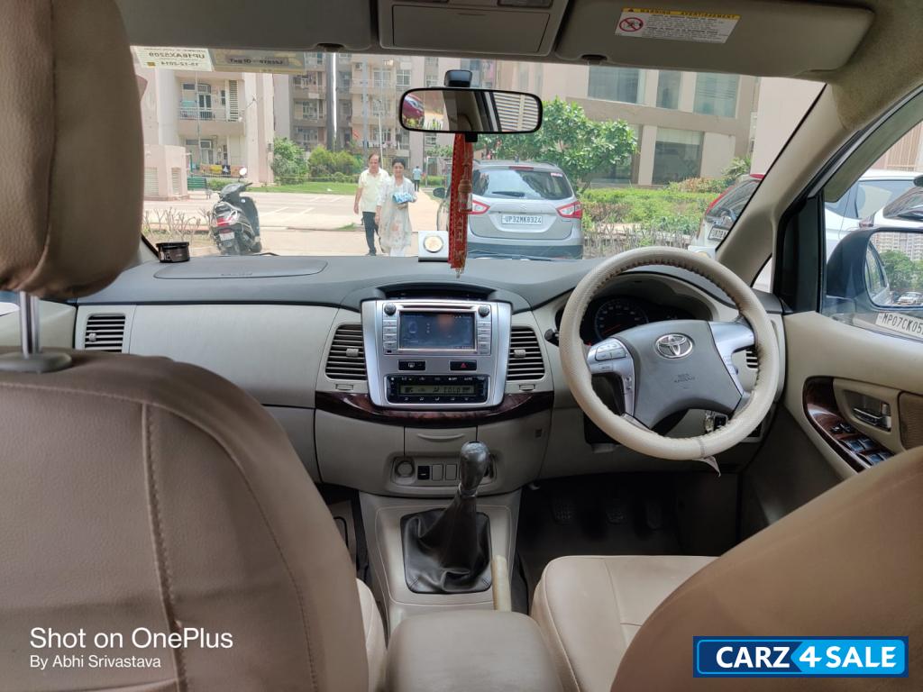 Silver Grey Toyota Innova VX Silver Grey Toyota Innova VX