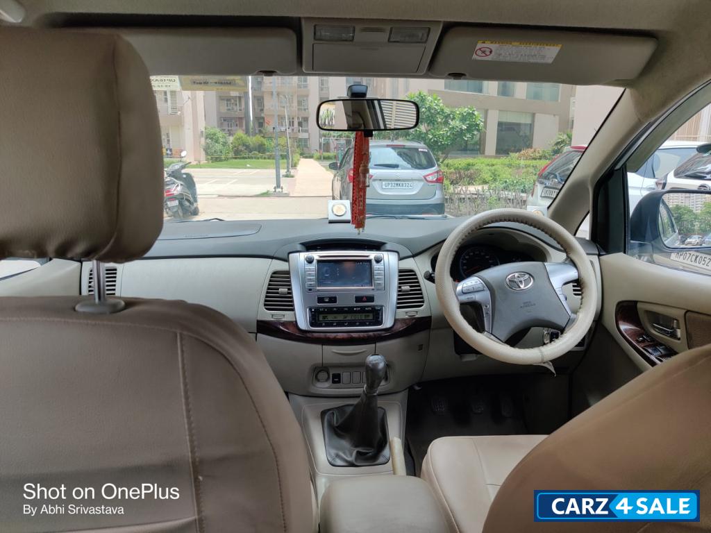 Silver Grey Toyota Innova VX Silver Grey Toyota Innova VX