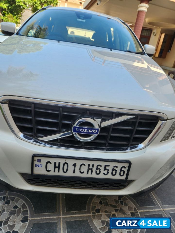 White Volvo XC60 Kinetic D5