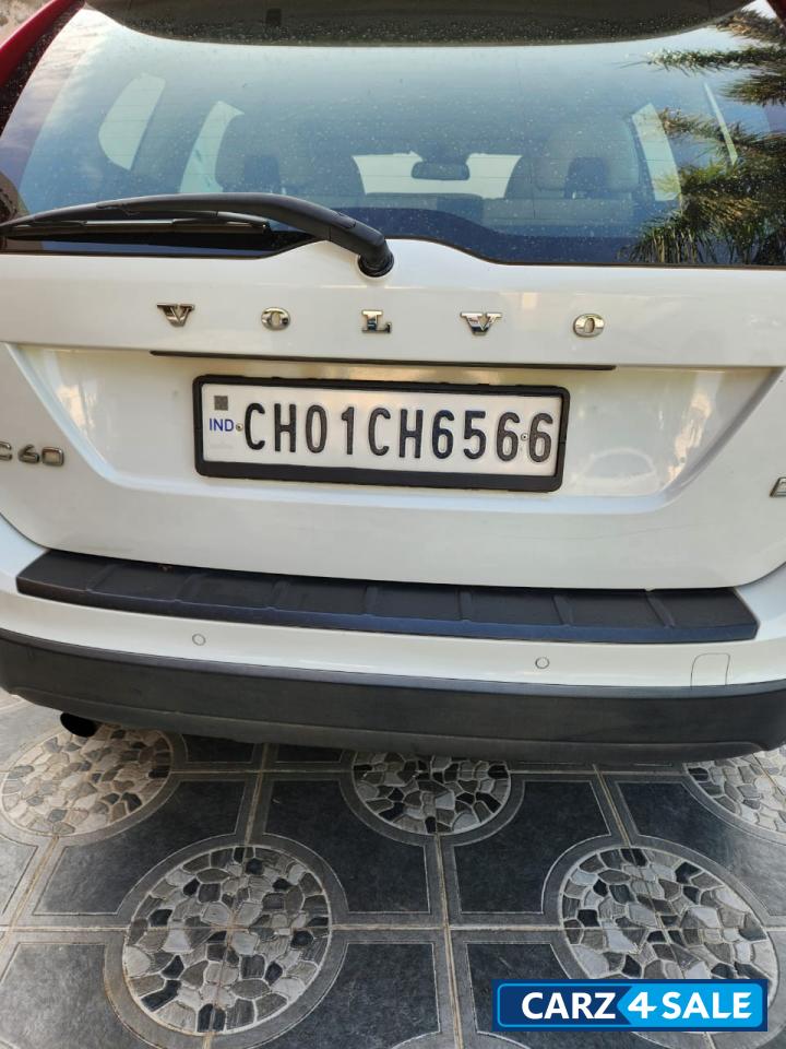 White Volvo XC60 Kinetic D5