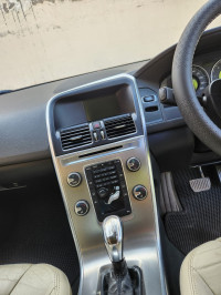 White Volvo XC60 Kinetic D5