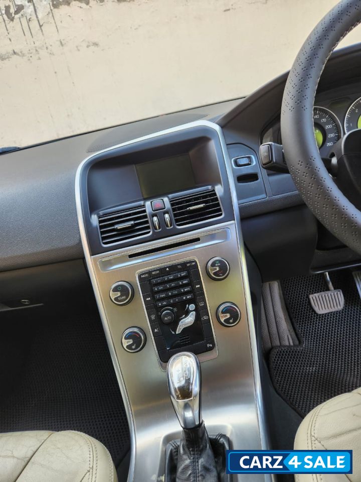 White Volvo XC60 Kinetic D5