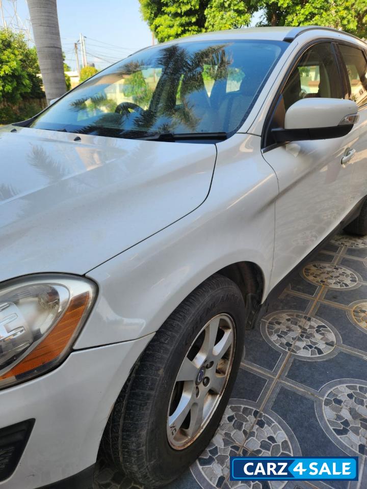White Volvo XC60 Kinetic D5