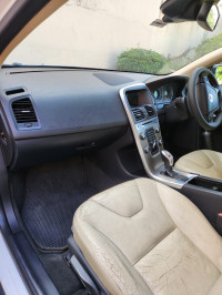 White Volvo XC60 Kinetic D5