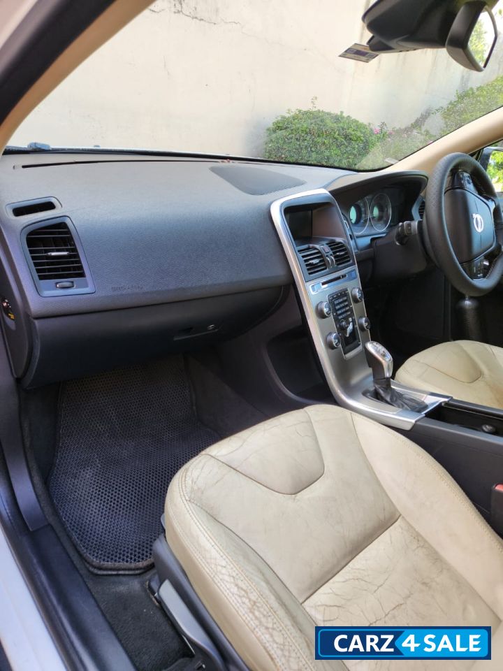 White Volvo XC60 Kinetic D5