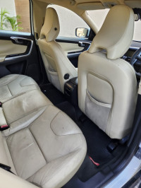 White Volvo XC60 Kinetic D5