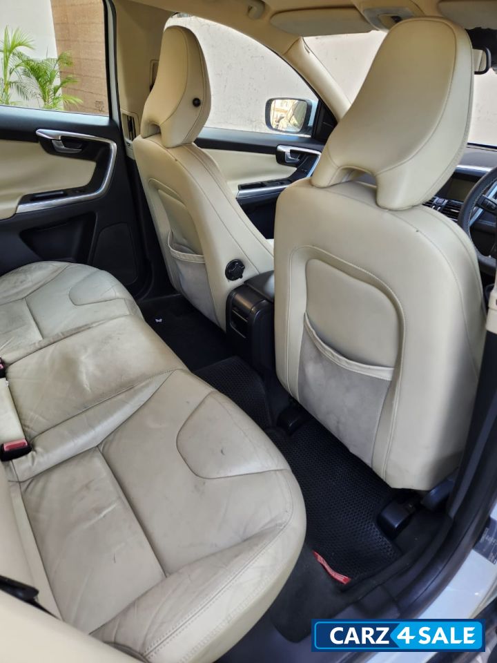 White Volvo XC60 Kinetic D5