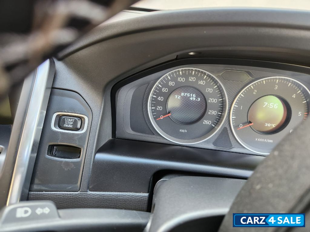 White Volvo XC60 Kinetic D5