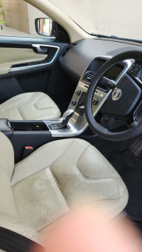 White Volvo XC60 Kinetic D5