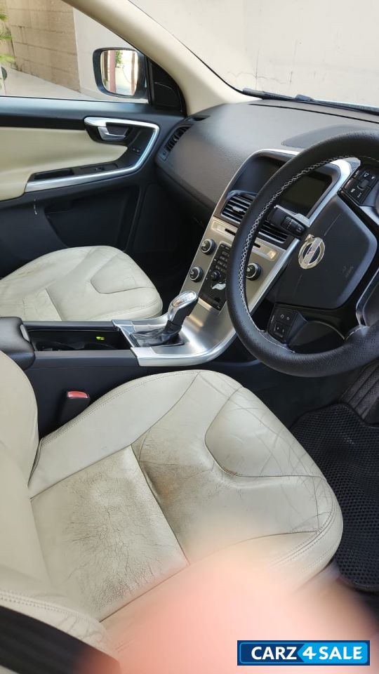 White Volvo XC60 Kinetic D5