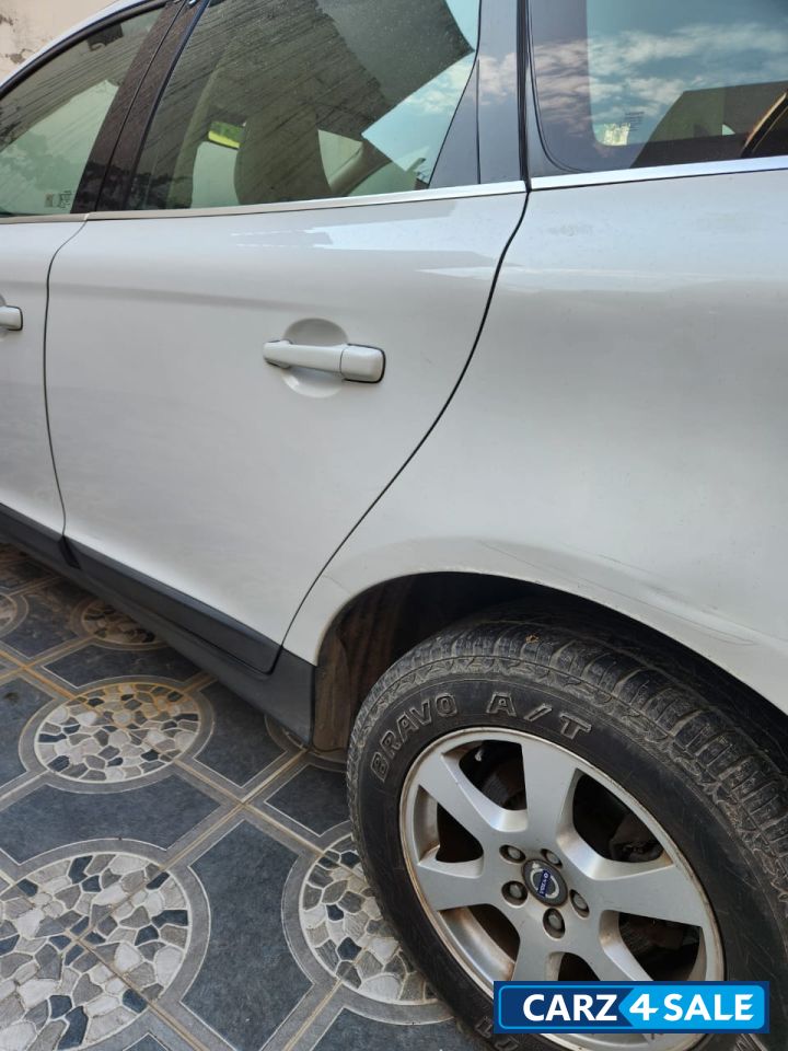 White Volvo XC60 Kinetic D5