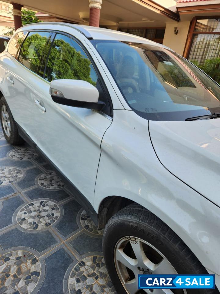 White Volvo XC60 Kinetic D5