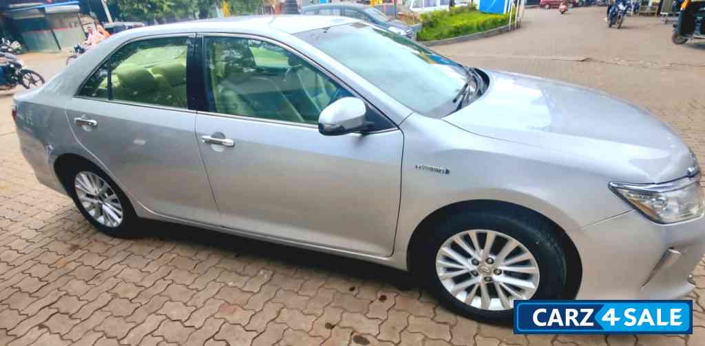 Silver Toyota Camry Hybrid 2.5