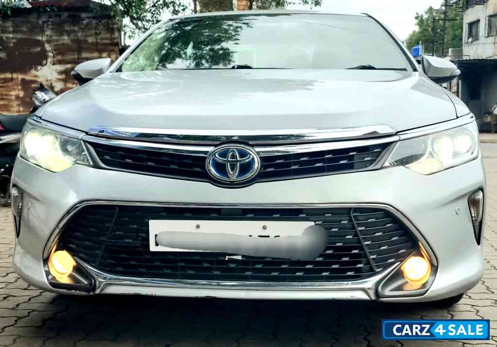 Silver Toyota Camry Hybrid 2.5 Silver Toyota Camry Hybrid 2.5