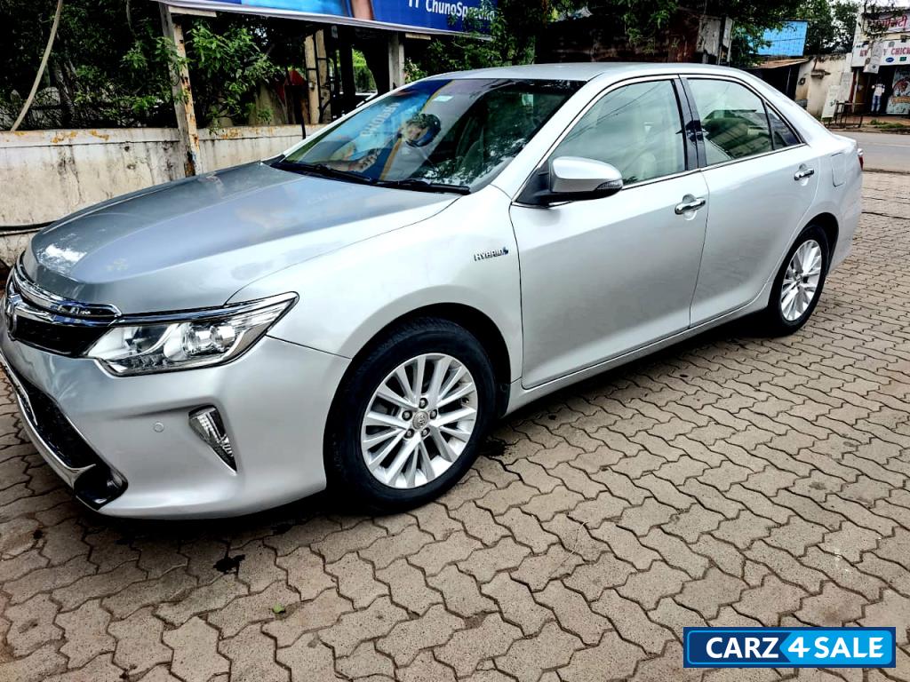 Silver Toyota Camry Hybrid 2.5 Silver Toyota Camry Hybrid 2.5