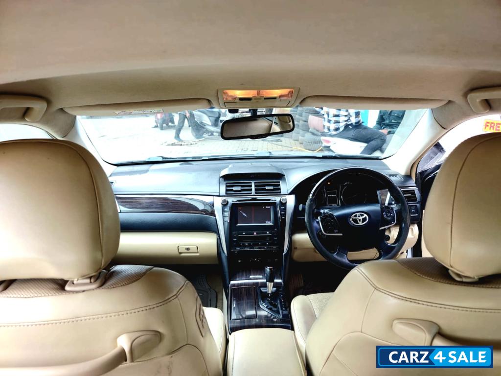 Silver Toyota Camry Hybrid 2.5 Silver Toyota Camry Hybrid 2.5