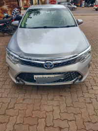 Silver Toyota Camry Hybrid 2.5