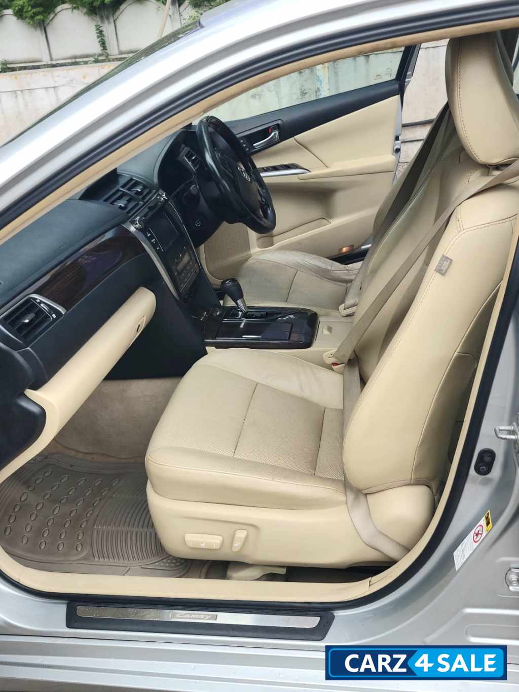 Silver Toyota Camry Hybrid 2.5 Silver Toyota Camry Hybrid 2.5