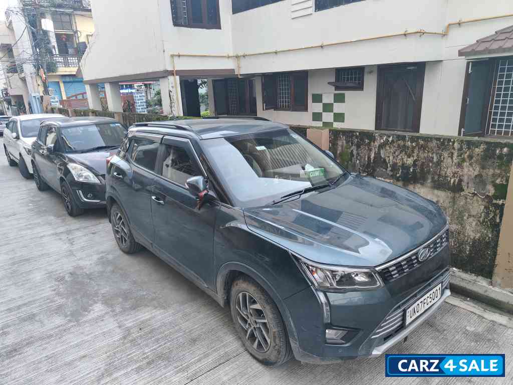 Mahindra XUV300 W8(O)AMT