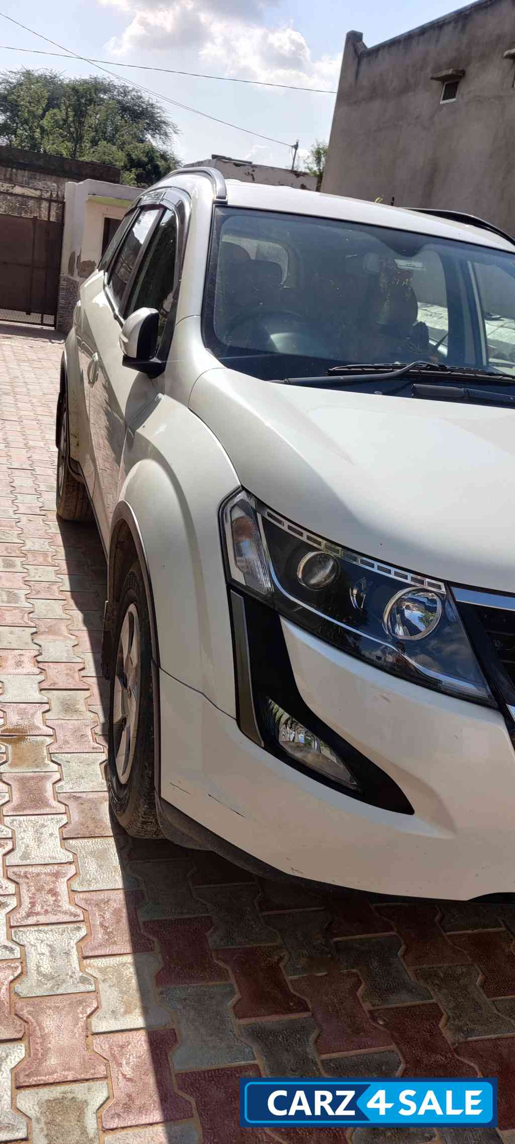 Perl White Mahindra XUV 500 w7 AT