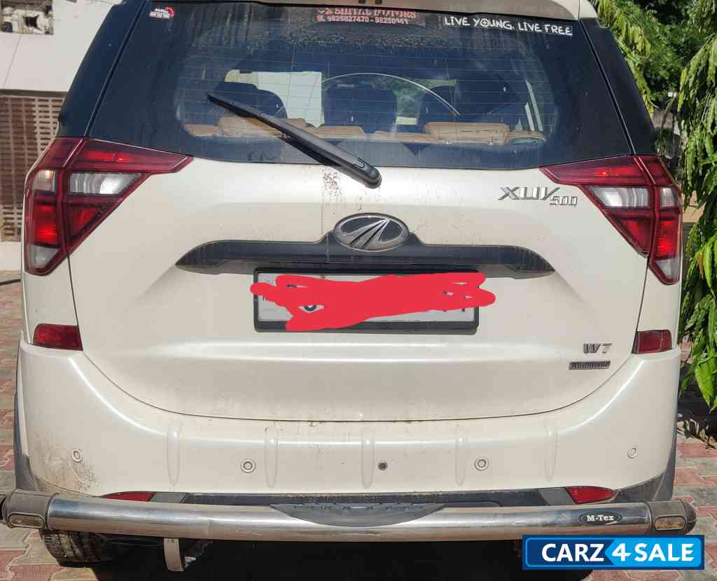 Perl White Mahindra XUV 500 w7 AT