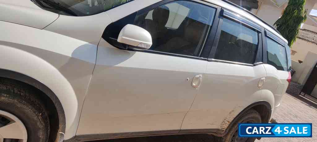 Perl White Mahindra XUV 500 w7 AT