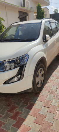 Perl White Mahindra XUV 500 w7 AT