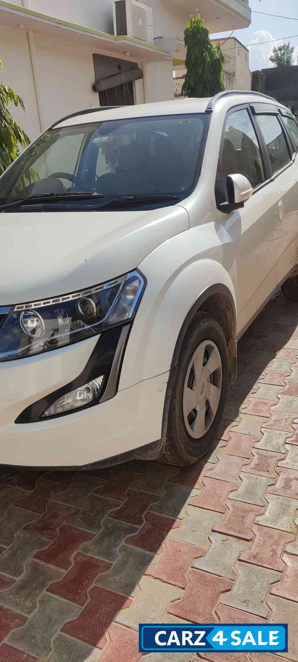 Perl White Mahindra XUV 500 w7 AT