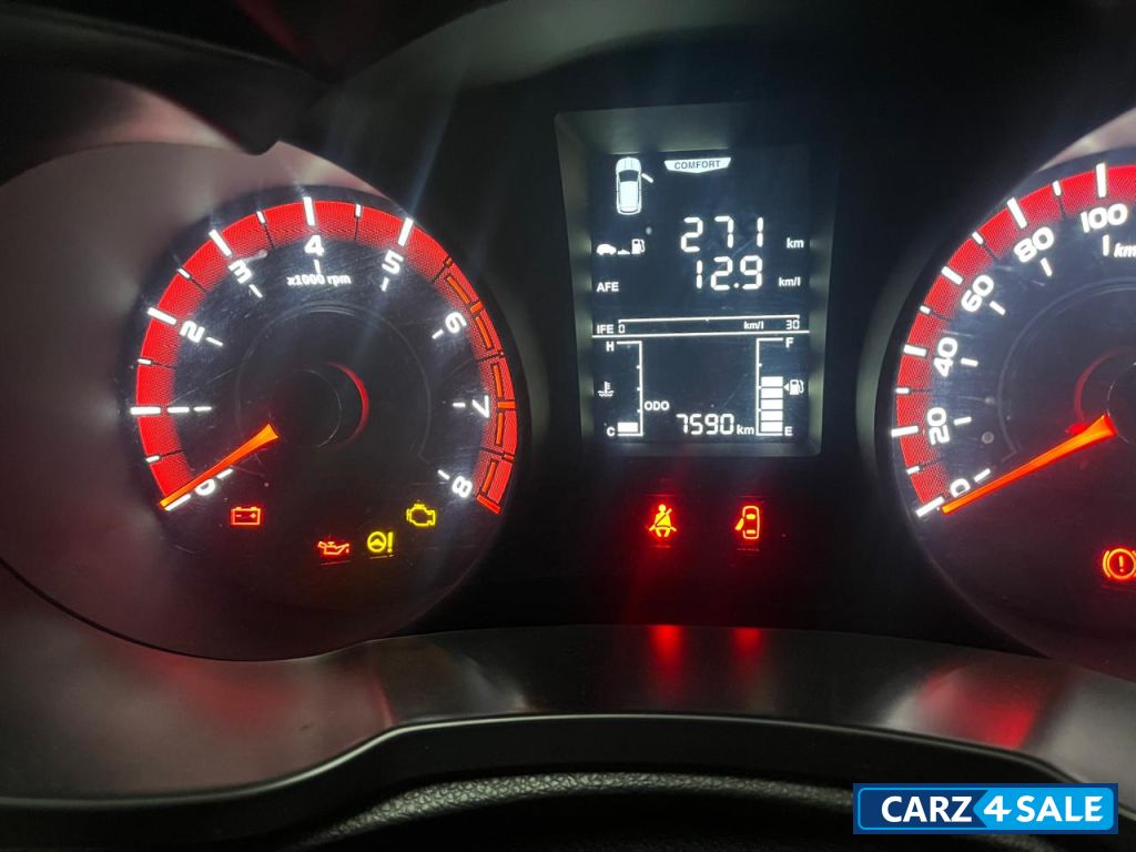 Pearl White Mahindra XUV300 W4 Petrol MT