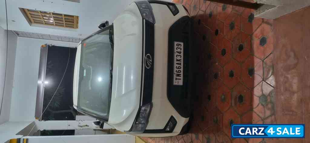 Pearl White Mahindra XUV300 W4 Petrol MT