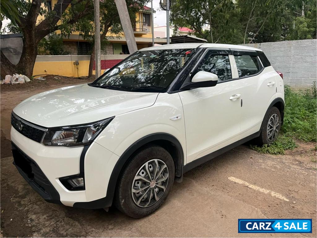 Pearl White Mahindra XUV300 W4 Petrol MT