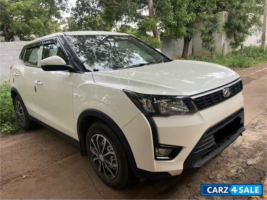 Pearl White Mahindra XUV300 W4 Petrol MT