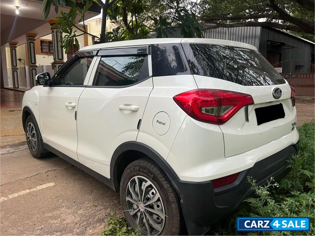 Pearl White Mahindra XUV300 W4 Petrol MT