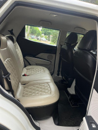 Pearl White Mahindra XUV300 W4 Petrol MT