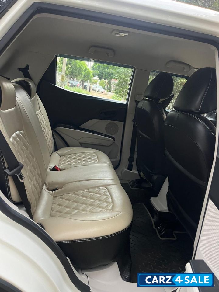 Pearl White Mahindra XUV300 W4 Petrol MT