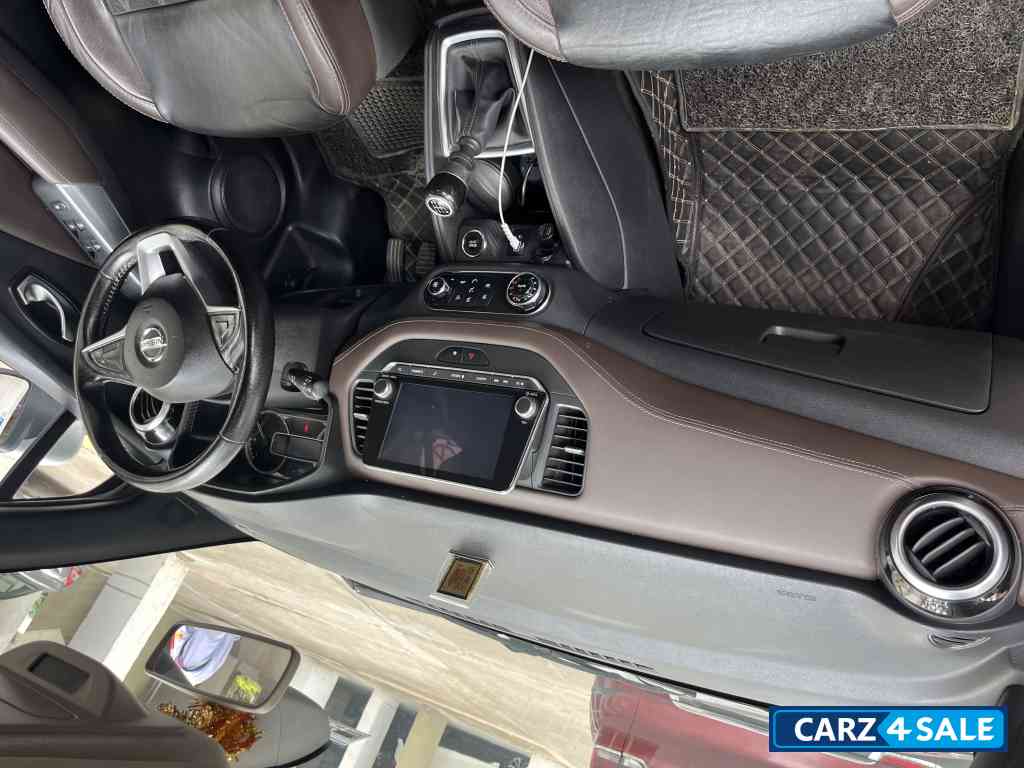 Silver Nissan Kicks XV premium Diesel